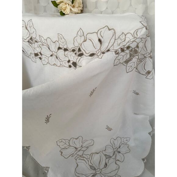 Vtg Linen Cutwork Tablecloth Floral Embroidered Cream Country Farm House 56 x 70 - Picture 4 of 7